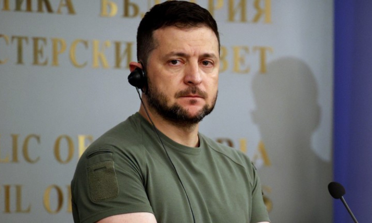 Bloomberg: Зеленски може да е започнал подготовка за избори и търси съюзници